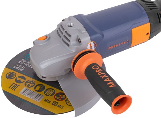 MAX-PRO Шлифмашина угловая 2400 Вт; 6000об/мин; быстрозажимной кожух 230мм; антивибрационная ручка; дополнительные щетки; плавный пуск; поворотная рук